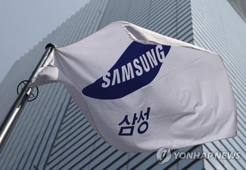 La foto de archivo, tomada el 28 de abril de 2022, muestra la bandera de Samsung ondeando en la oficina de la firma, en Seocho, en el sur de Seúl.