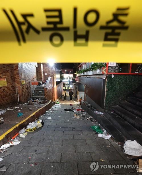 Una cinta de la policía bloquea la entrada a un callejón en el barrio de Itaewon, en Seúl, donde una estampida se cobró la vida de 151 personas y dejó, al menos, 82 heridos.