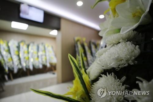 La foto, tomada el 30 de octubre de 2022, muestra las obras fúnebres, en la ciudad suroriental de Gwangju, de una de las 153 víctimas mortales de una estampida fatal en el barrio de Itaewon, en Seúl.