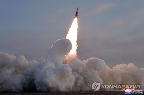 La foto sin fechar, proporcionada por la Agencia Central de Noticias de Corea del Norte, muestra el lanzamiento de un misil norcoreano. (Uso exclusivo dentro de Corea del Sur. Prohibida su distribución parcial o total)