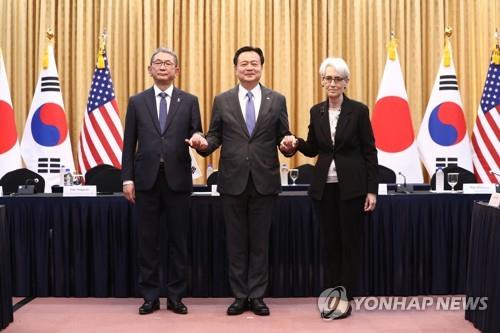 La foto de archivo muestra al viceministro de Asuntos Exteriores surcoreano, Cho Hyun-dong (centro), posando para una foto con sus homólogos de EE. UU. y Japón, Wendy Sherman (dcha.) y Takeo Mori, durante una reunión para discutir sobre las provocaciones de Corea del Norte, celebrada, el 8 de junio de 2022, en la Cancillería surcoreana, en Seúl. (Foto del cuerpo de prensa. Prohibida su reventa y archivo) 