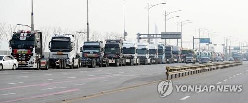 Las cabezas tractoras están aparcadas, a lo largo de una carretera, en frente de una terminal de contenedores en Incheon, al oeste de Seúl, el 24 de noviembre de 2022, cuando los camioneros sindicalizados -afiliados a la Confederación Surcoreana de Sindicatos (KCTU, según sus siglas en inglés)- participan en una huelga, a nivel nacional, para demandar al Gobierno que elimine, permanentemente, el abandono gradual del sistema temporal de tarifas de fletes, que garantiza un salario básico para los camioneros.