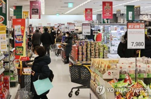 Las personas hacen la compra en un supermercado, el 28 de diciembre de 2022, en Seúl.