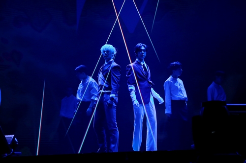 La foto, proporcionada por Fantagio, muestra a la subunidad del grupo masculino de K-pop ASTRO, Moonbin & Sanha, realizando una actuación en un evento de presentación de su tercer miniálbum, "INCENSE", celebrado, el 4 de enero de 2023, en Seúl. (Prohibida su reventa y archivo) 