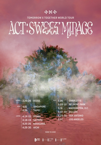 La foto, proporcionada por Big Hit Music, muestra un póster, en inglés, sobre la próxima gira mundial, "Act: Sweet Mirage", del grupo masculino de K-pop Tomorrow X Together. (Prohibida su reventa y archivo)