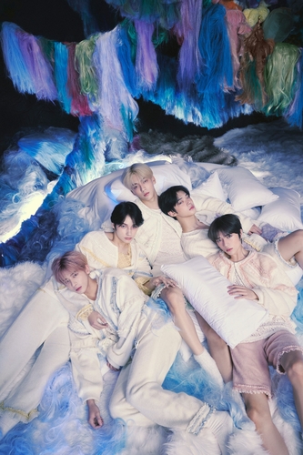 La imagen, proporcionada por Big Hit Music, muestra una foto promocional de "The Name Chapter: Temptation", el próximo EP del grupo masculino de K-pop Tomorrow X Together. (Prohibida su reventa y archivo)