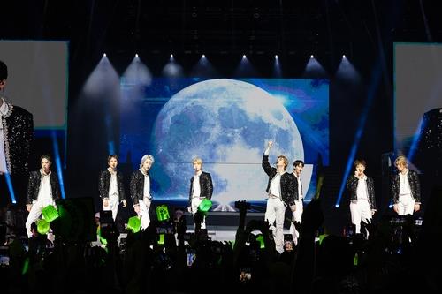La foto, proporcionada por SM Entertainment, muestra al grupo masculino de K-pop NCT 127, durante su concierto, celebrado, el 25 de enero de 2023 (hora local), en Bogotá, Colombia. (Prohibida su reventa y archivo)