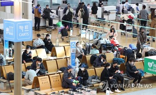 La mayoría de los viajeros siguen utilizando mascarillas en el Aeropuerto Internacional de Incheon, al oeste de Seúl, el 30 de enero de 2023, a pesar del levantamiento, el mismo día, del uso obligatorio de mascarillas bajo techo del país.