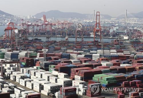 La foto, tomada el 1 de febrero de 2023, muestra contenedores apilados en un puerto de la ciudad suroriental de Busan, en Corea del Sur.