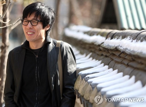 La foto de archivo, tomada el 21 de febrero de 2010, muestra al novelista surcoreano Cheon Myeong-kwan.