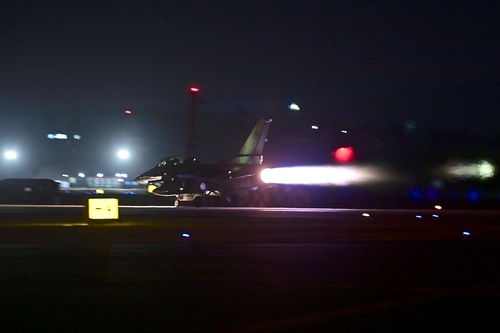 Un caza KF-16 de la Fuerza Aérea surcoreana se prepara para una misión nocturna, en la 20ª Ala de combate, en Seosan, a 151 kilómetros al sur de Seúl, el 14 de marzo de 2023, en esta foto proporcionada, el 15 de marzo, por el servicio armado. (Prohibida su reventa y archivo).