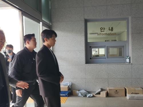 El 27 de marzo de 2023, el actor Yoo Ah-in (frente) entra en el edificio de la Agencia de Policía Metropolitana de Seúl, en la capital surcoreana.