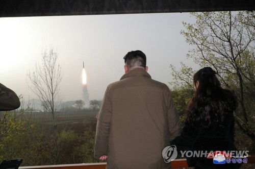 En la imagen, publicada, el 14 de abril de 2023, por la Agencia Central de Noticias de Corea del Norte, se muestra al líder norcoreano, Kim Jong-un (izda.), junto con su hija Ju-ae, observando el lanzamiento de prueba del misil balístico intercontinental (ICBM) "Hwasong-18", de combustible sólido, el día previo. (Uso exclusivo dentro de Corea del Sur. Prohibida su distribución parcial o total)