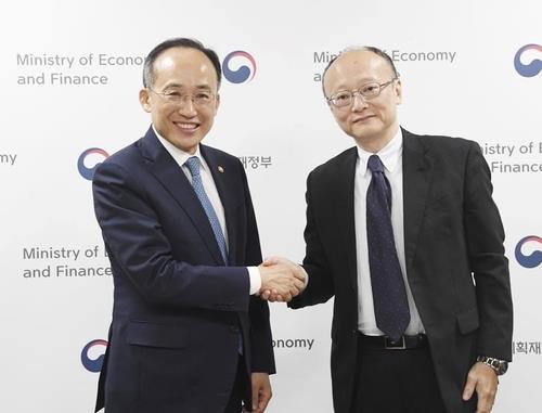 En la imagen, proporcionada por el Ministerio de Economía y Finanzas de Corea del Sur, se muestra a su ministro, Choo Kyung-ho (izda.), estrechando la mano del viceministro de Finanzas de Japón, Masato Kanda, el 2 de junio de 2023, en Seúl. (Prohibida su reventa y archivo)