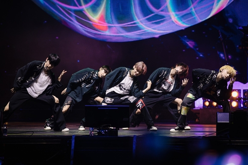 La foto, proporcionada por BigHit Music, muestra al grupo masculino de K-pop Tomorrow X Together (TXT) durante su actuación en el festival Lollapalooza, el 5 de agosto de 2023 (hora local), en Chicago, EE. UU. (Prohibida su reventa y archivo)