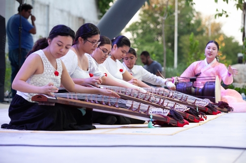 Los fanes de la cultura coreana en México realizan una actuación de la música tradicional coreana