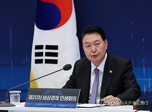 El presidente surcoreano, Yoon Suk Yeol, habla en una reunión que discute formas para reforzar la competitividad en la inteligencia artificial (IA), el 13 de septiembre de 2023, en el antiguo complejo presidencial de Cheong Wa Dae, en Seúl.