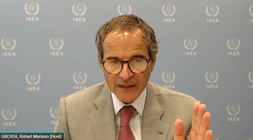 El director general del Organismo Internacional de Energía Atómica (OIEA), Rafael Mariano Grossi, habla durante una entrevista concedida a la Agencia de Noticias Yonhap, el 15 de septiembre de 2023, por medio de videoconferencia.
