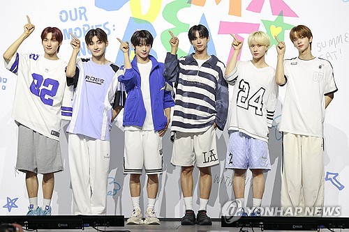 El grupo masculino de K-pop TWS posa para una foto durante la presentación de su segundo miniálbum, "SUMMER BEAT!", el 24 de junio de 2024, en el Blue Square de Yongsan, en Seúl.