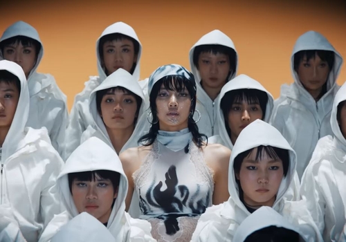 La imagen, sin fechar, proporcionada por Sony Music Entertainment Korea, muestra a Lisa (centro), del grupo femenino de K-pop BLACKPINK. (Prohibida su reventa y archivo)