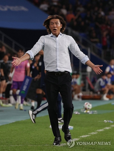 Hong Myung-bo, entonces entrenador del Ulsan HD FC, reacciona ante la decisión de un árbitro durante un partido de la K League contra el FC Seoul, el 16 de junio de 2024, en el estadio de fútbol Munsu, en Ulsan, en la ciudad ubicada en el sureste del país.