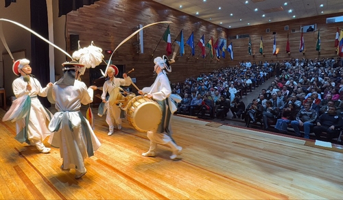 La foto, proporcionada por el Centro Cultural Coreano en México, muestra una actuación de música tradicional coreana, realizada, el 4 de agosto de 2024 (hora local), en Pátzcuaro, en el estado mexicano de Michoacán, como parte del 9º Festival de Corea. (Prohibida su reventa y archivo) 