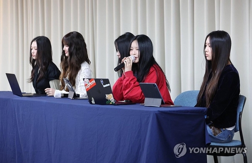 Las cinco integrantes del grupo femenino de K-pop NewJeans -(de izda. a dcha.) Haerin, Danielle, Minji, Hanni y Hyein- hablan durante una conferencia de prensa, el 28 de noviembre de 2024, en Gangnam, en el sur de Seúl. (Foto del cuerpo de prensa. Prohibida su reventa y archivo)