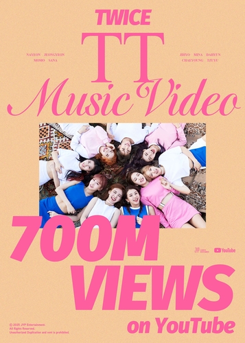 La foto, sin fechar, proporcionada por JYP Entertainment, muestra una imagen creada para celebrar que el vídeo musical de la canción "TT", del grupo de K-pop femenino TWICE, lanzada en 2016, ha superado el umbral de los 700 millones de visualizaciones en YouTube. (Prohibida su reventa y archivo)