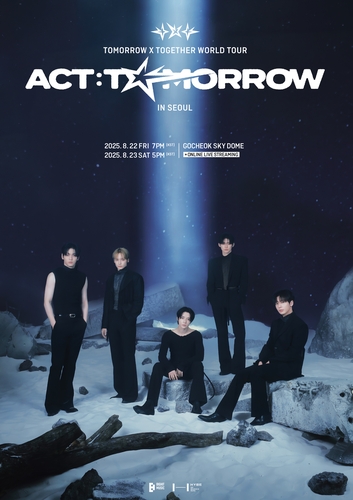 La imagen, proporcionada por BigHit Music, muestra un póster promocional, en inglés, para la gira mundial "Act: Tomorrow" del grupo Tomorrow X Together, que comenzará, el 22 y 23 de agosto de 2025, en el Domo Gocheok Sky de Seúl. (Prohibida su reventa y archivo)
