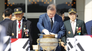 Corea del Sur sostiene una ceremonia para la repatriación de los restos de 64 caídos en la Guerra de Corea