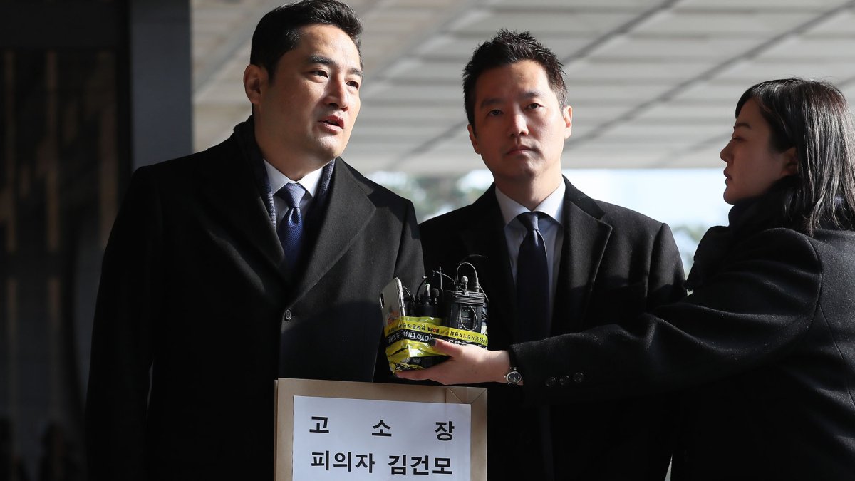경찰, 김건모 고소 사건 수사…추가 피해 주장