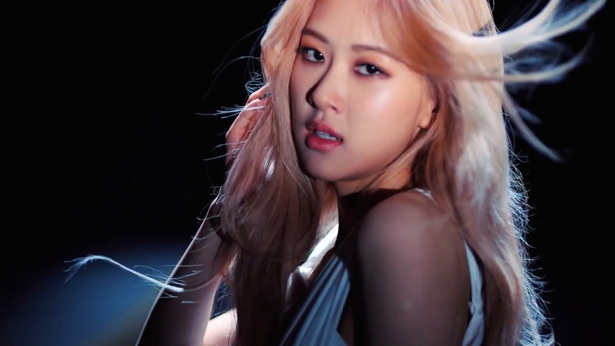 K-pop: Rosie rivelerà il suo singolo di debutto al prossimo concerto dei Blackpink online