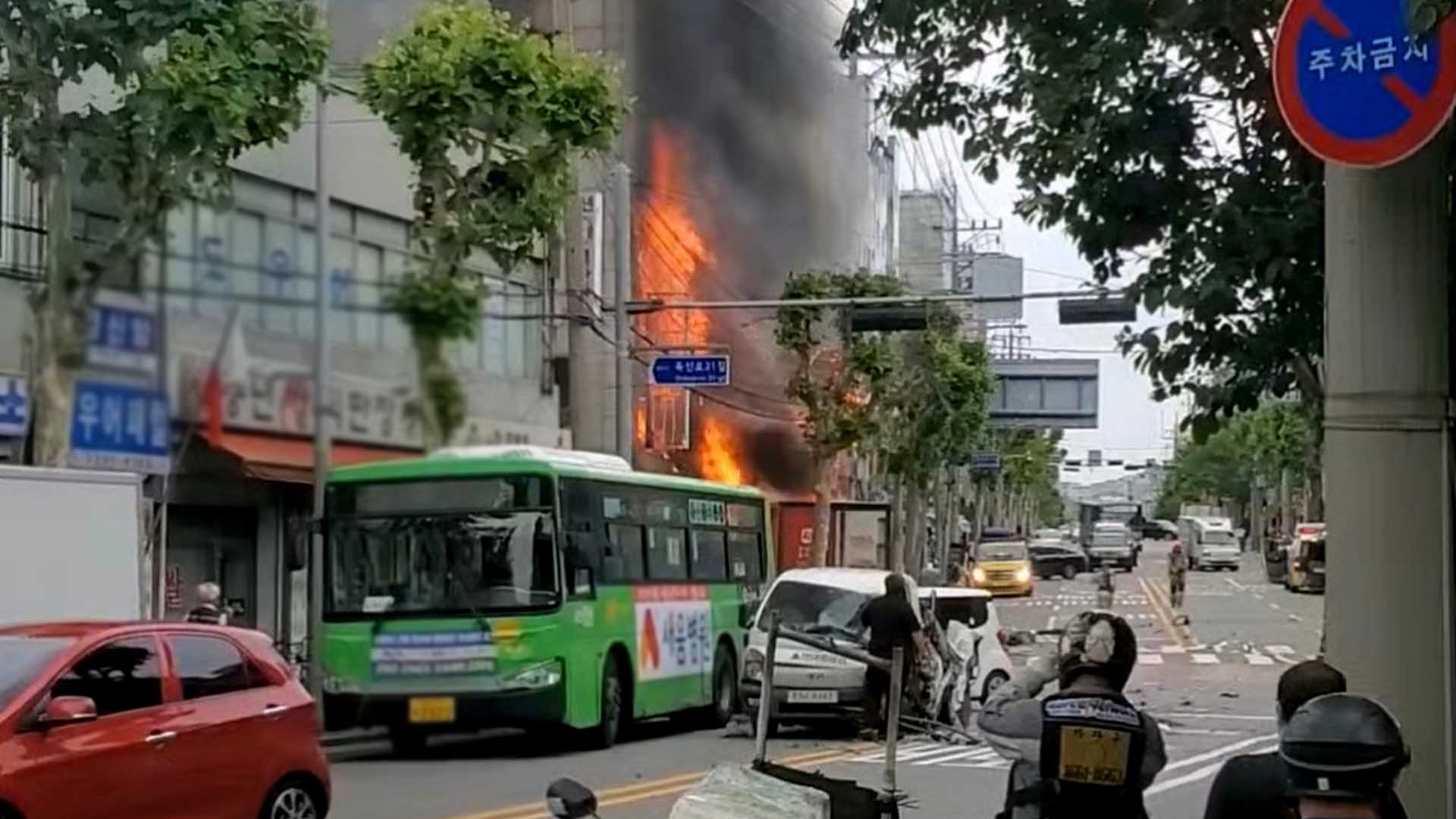 교통사고 차량 건물로 돌진·화재…8명 사상 | 연합뉴스