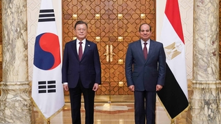 الرئيس الكوري الجنوبي ونظيره المصري يناقشان صفقة شراء المدافع ذاتية الدفع الكورية الجنوبية