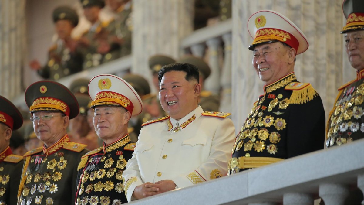 El líder norcoreano promete reforzar la potencia nuclear en el último desfile militar