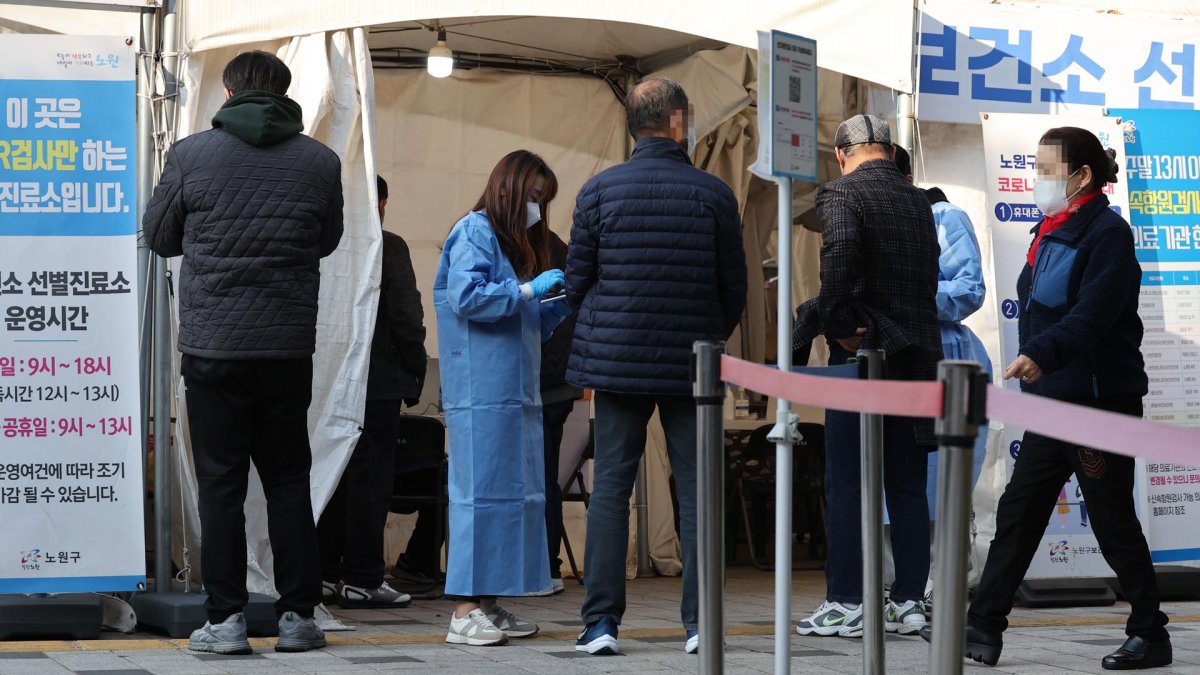 Los casos nuevos de coronavirus caen a 23.000 en medio de la posible retirada del uso obligatorio de mascarillas