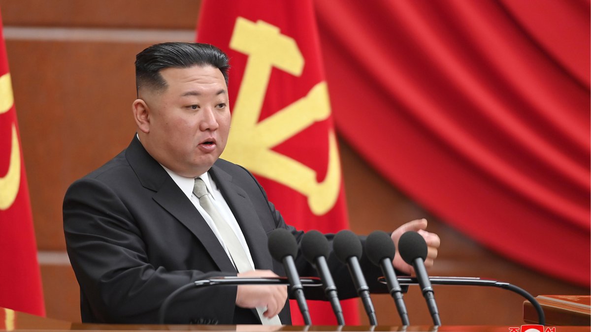 김정은, 전원회의서 "핵탄 보유량 대폭 늘려라" 지시