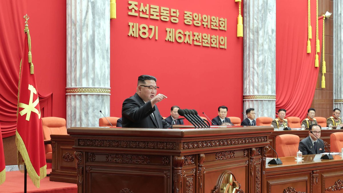 김정은, 전원회의서 "핵탄 보유량 대폭 늘려라" 지시