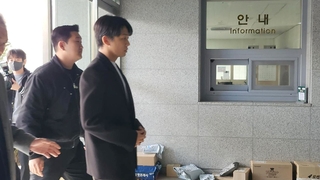 El actor Yoo Ah-in comparece para ser interrogado por presunto consumo de drogas