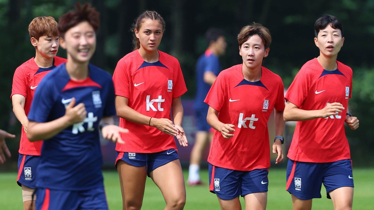 '신구 조화' 여자 축구대표팀 "16강 넘어 8강까지"