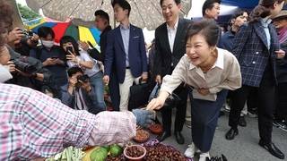 La expresidenta Park visita un mercado tradicional en Daegu en una aparición pública inusual