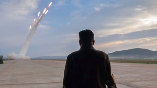 الزعيم الكوري الشمالي يشرف على تدريبات لقاذفات صواريخ متعددة كبيرة للغاية تستهدف كوريا الجنوبية