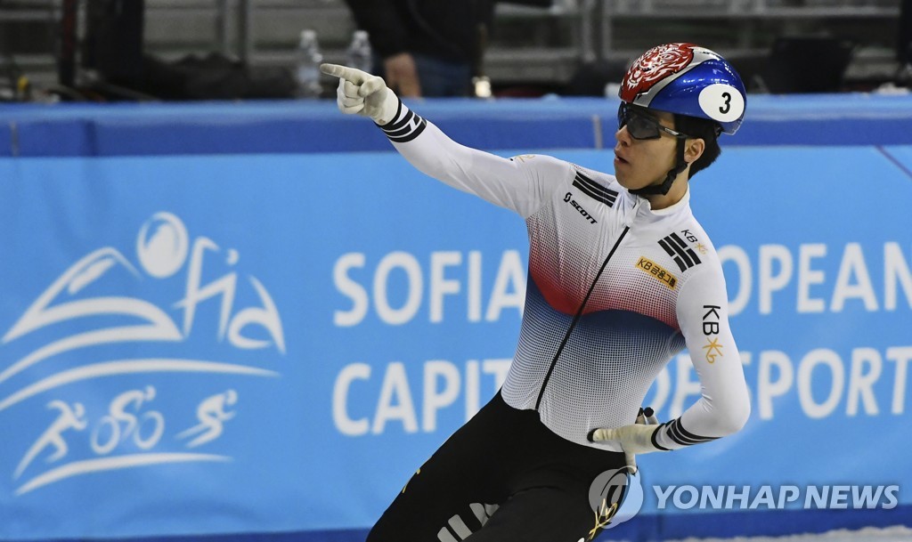 쇼트트랙 500m 우승 세리머니를 펼치는 황대헌