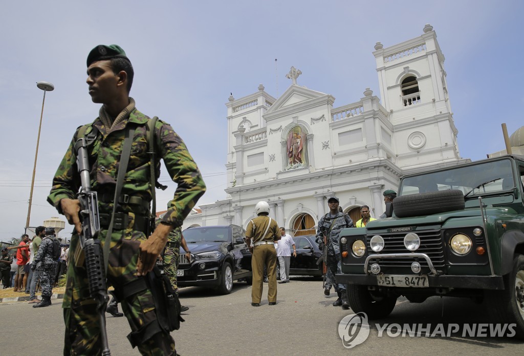 2019년 4월 21일 갑작스러운 폭발이 일어난 스리랑카 콜롬보 시내 교회 주변에 현지 군경이 배치돼 접근을 막고 있다. [AP=연합뉴스]