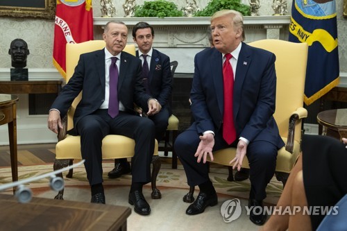 This AP photo shows U.S. President Donald Trump (R) speaking to reporters during a meeting with Turkish President Recep Tayyip Erdogan in the Oval Office of the White House in Washington on Nov. 13, 2019. (Yonhap)