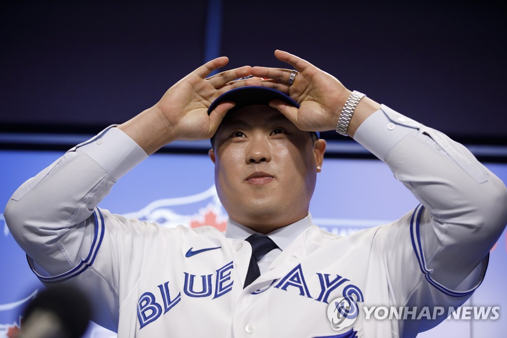 Ryu Hyun-jin leaves for Toronto on Christmas