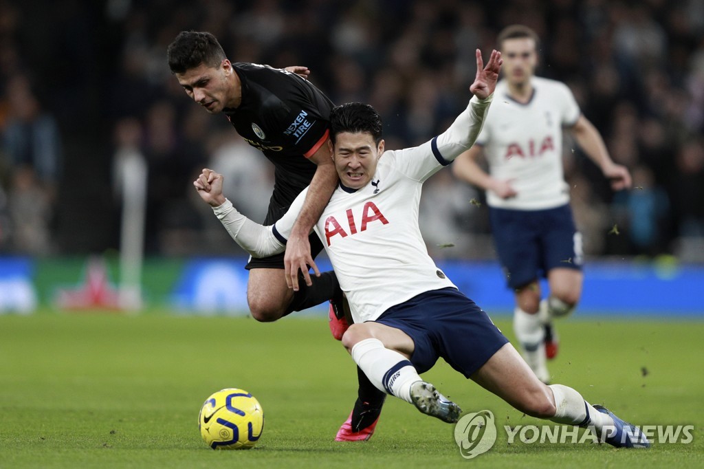 In this Associated Press photo, Son Heung-min of Tottenham Hotspur (R) battles Rodrigo of Manchester City in an English Premier League match at Tottenham Hotspur Stadium in London on Feb. 2, 2020. (Yonhap)