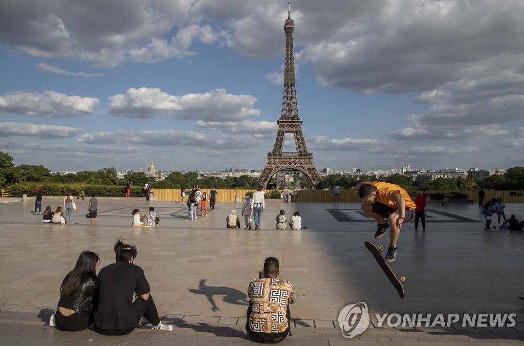 지난 25일 에펠탑이 보이는 프랑스 파리 트로카데로 광장의 모습. [AP=연합뉴스 자료사진] 
