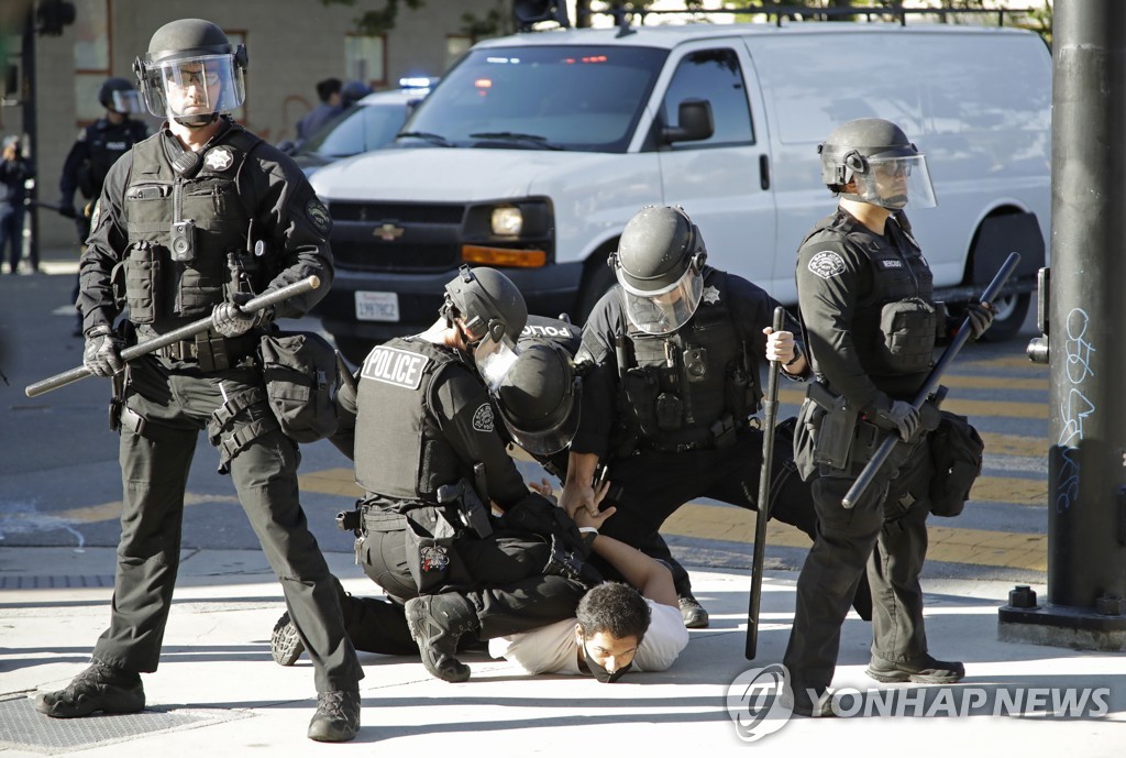 캘리포니아주 새너제이 경찰에 체포되는 시위대
