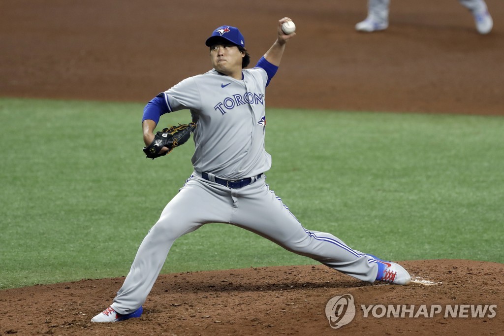 In this Associated Press photo, Ryu Hyun-jin of the Toronto Blue Jays pitches against the Tampa Bay Rays in the bottom of the fourth inning of a Major League Baseball regular season game at Tropicana Field in St. Petersburg, Florida, on July 24, 2020. (Yonhap)